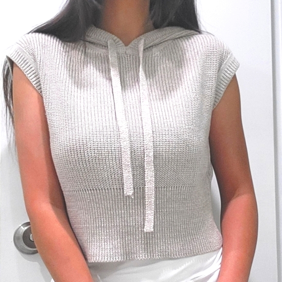 💫 L'Academie Knit Sleeveless Hoodie 💫 - Picture 4 of 8